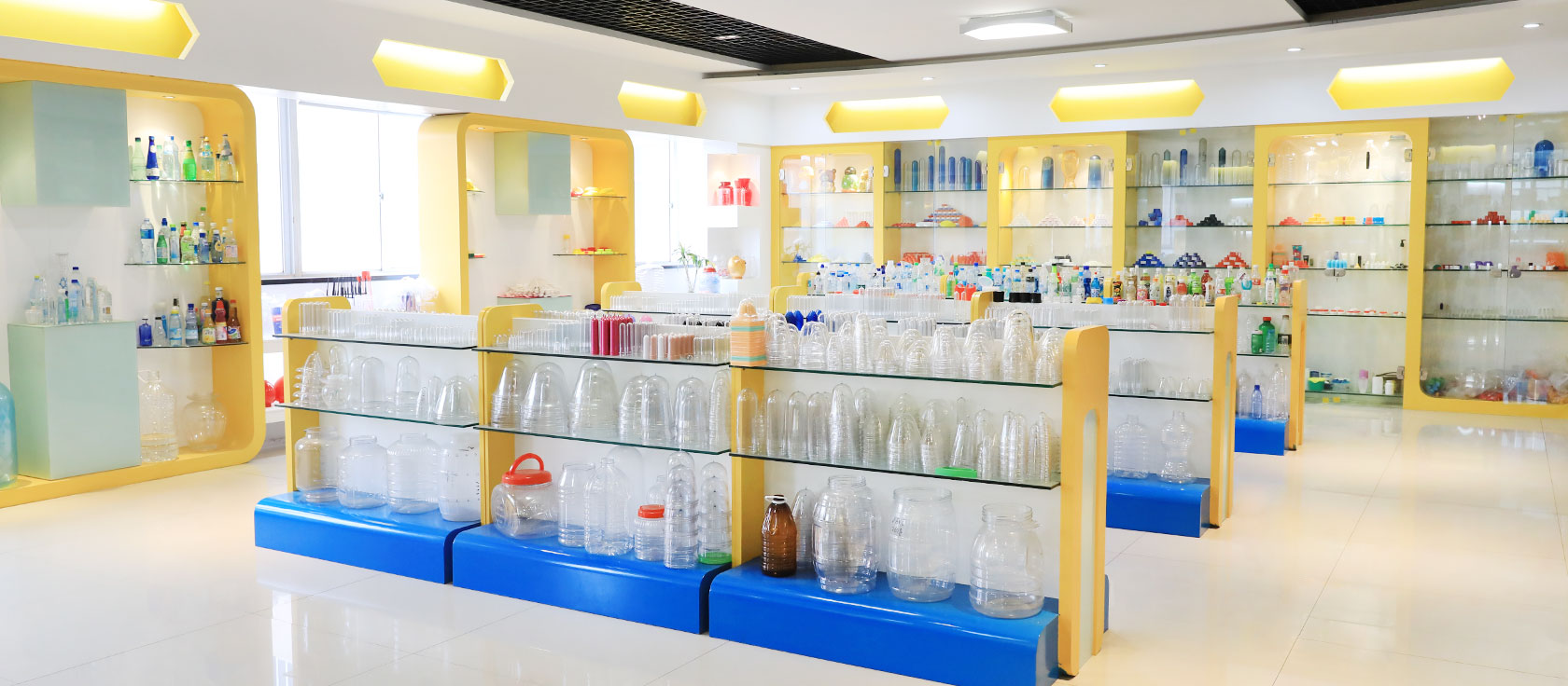 Quantas dessas máquinas de moldagem por injeção apresentam falhas na abertura do molde?